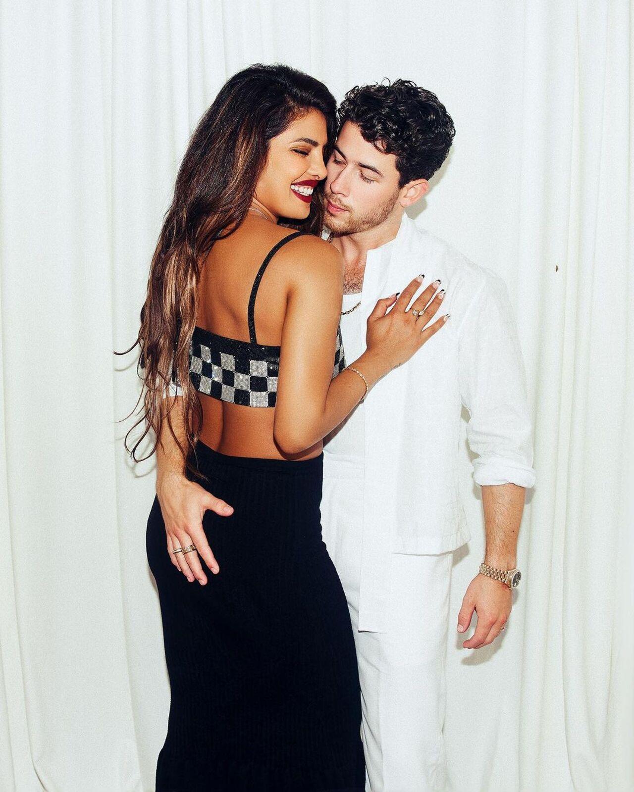 Priyanka Chopra and Nick Jonas make for a hot looking pair as they hug each other in the above pic
