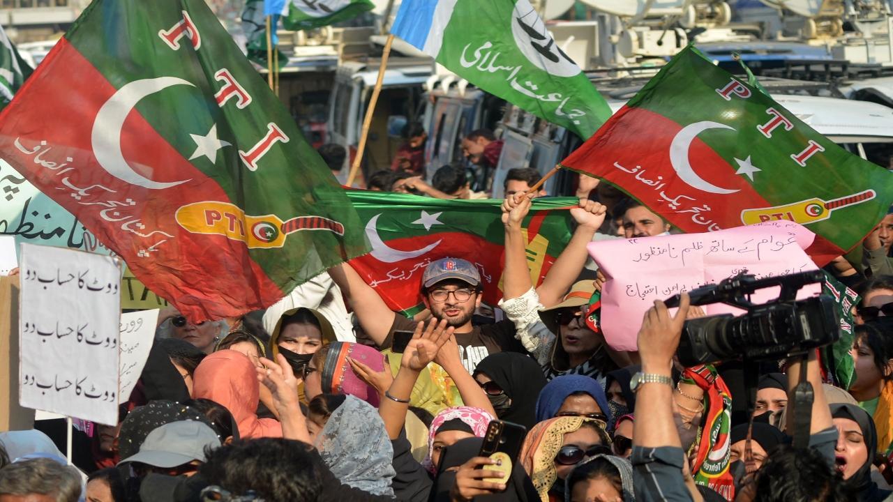 Supporters of the Pakistan Tehreek-e-Insaf (PTI) protest outside an election commission office in Karachi on February 10, 2024, amid claims the election result delay is allowing authorities to rig the vote-counting. Pic/AFP