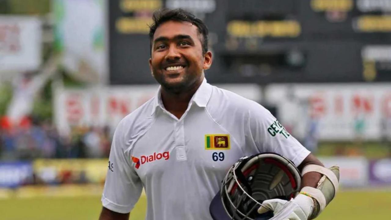 Mahela Jayawardene
Sri Lanka's batsman Mahela Jayawardene has the fourth-highest individual score in the traditional format of the game. In a test match against South Africa, the Lankan batsman smashed 374 runs in 572 balls including 43 fours and 1 six