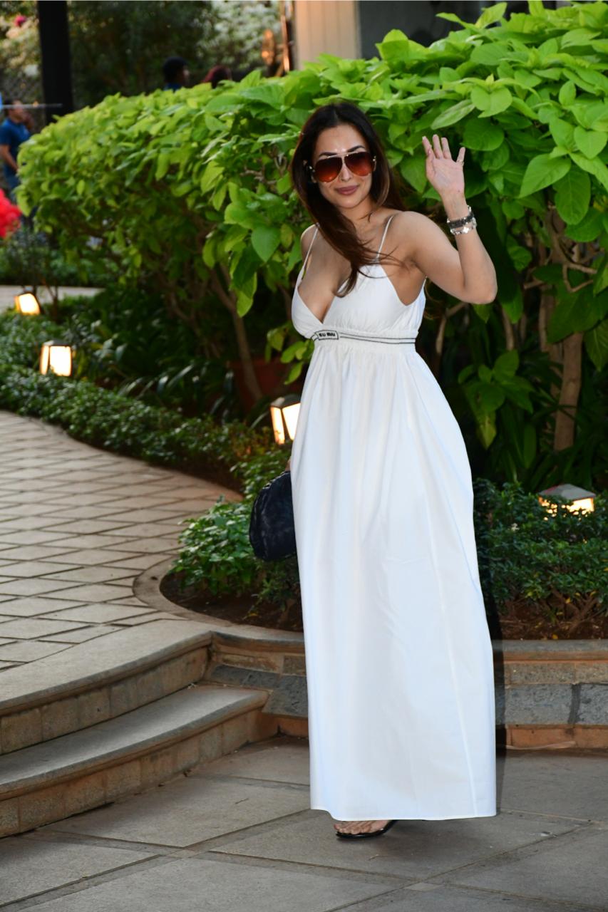 Wearing a simple while floor-length dress, Malaika once again proved she could turn heads in any outfit