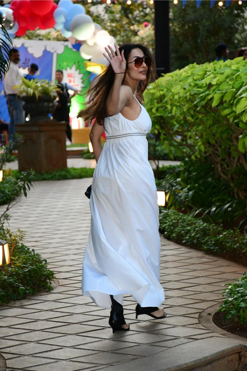 We are surely loving Malaika's easy-breezy style here. Wish we could see more of the footwear though
