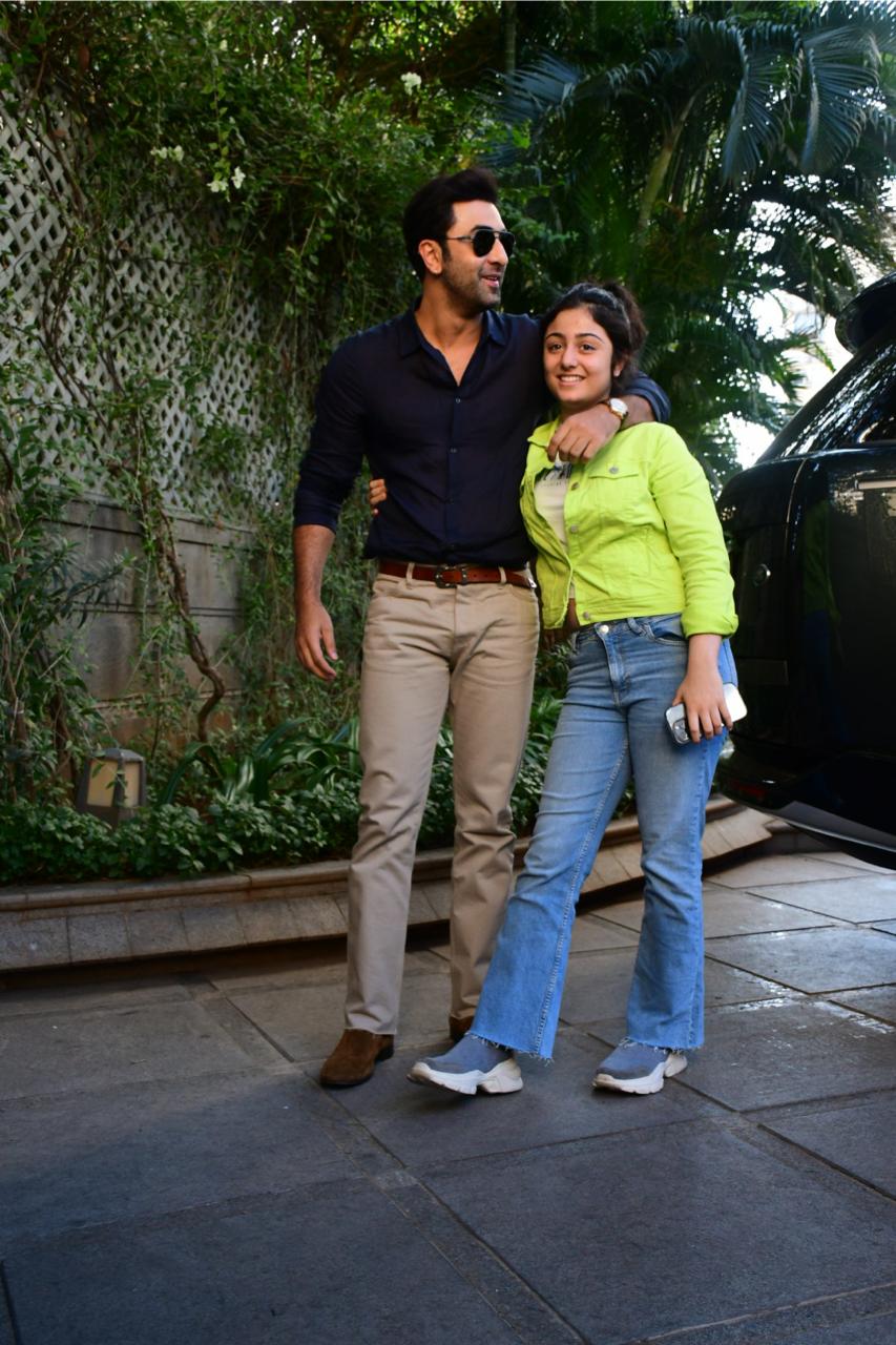 Ranbir Kapoor posed with niece Samara, who was dressed casually in a lime green shirt and jeans