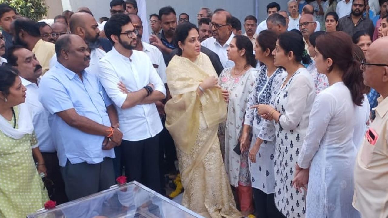 Shiv Sena (UBT) leader and MLA Aaditya Thackeray, along with his mother Rashmi Thackeray also visited Manohar Joshi's residence to pay their homage