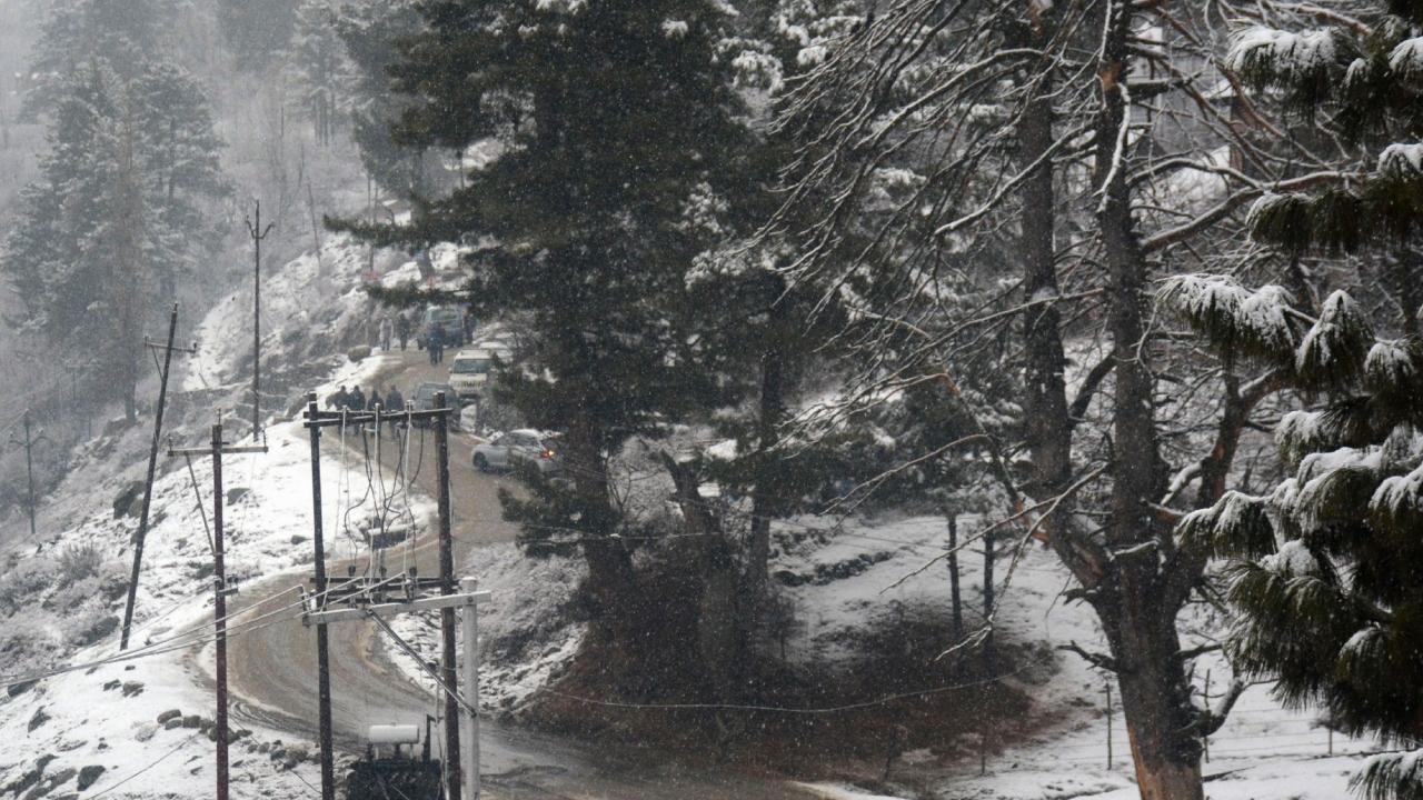 The warning said that the avalanche is likely above 2500 metres over the Anantnag and Kulgam districts