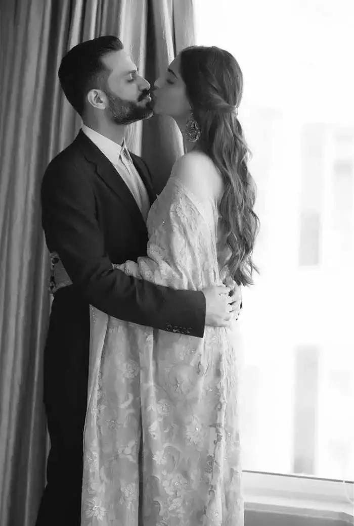 Sonam Kapoor and Anand Ahuja look ever in love in this picture of them embracing. The loving couple's adorable peck is everything!