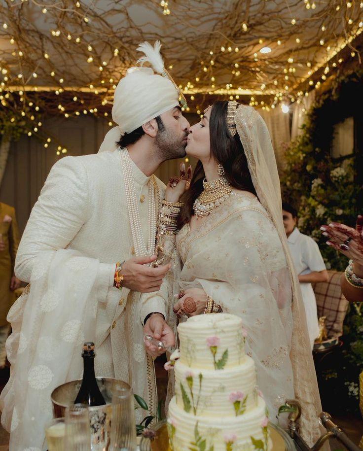 Another Bollywood wedding that gave us some memorable kisses to remember! Ranbir Kapoor nd Alia Bhatt sealed their wedding day with sweet kisses