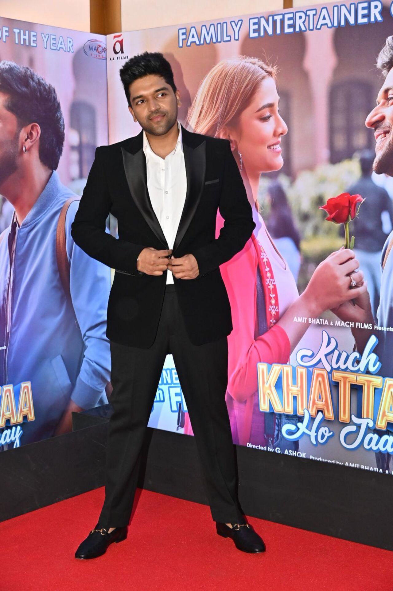 Guru Randhawa opted for the classy black three-piece suit for the premiere of his debut Bollywood film, Kuch Khatta Ho Jaay