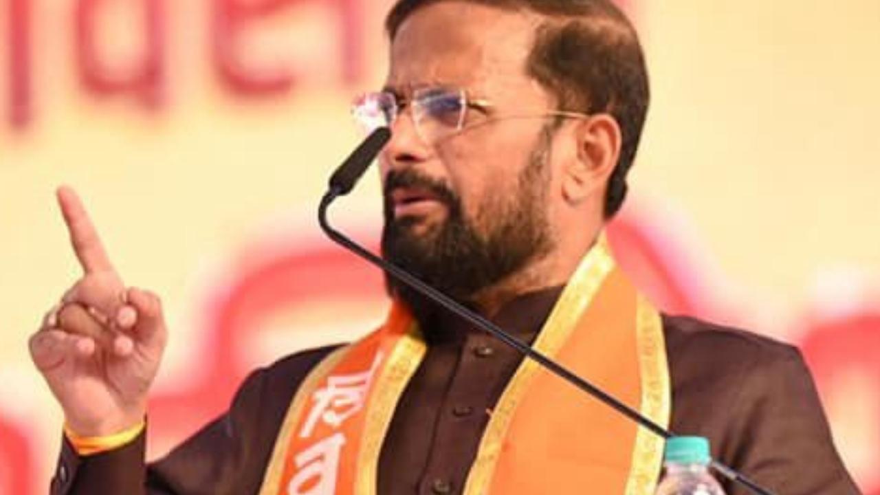 Naresh Mhaske, Maharashtra State Coordinator of Shiv Sena, administered oath to all the Shiv Sainik present at the event, to ensure all 48 Mahayuti candidates win in Maharashtra and Narendra Modi is elected as the prime minister the third time this year, CM Shinde posted on X
