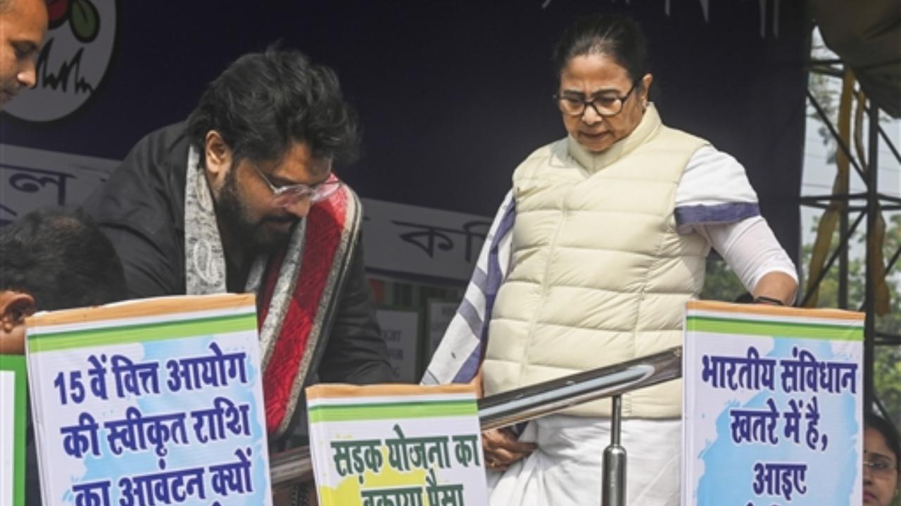 Mamata's dharna over 'dues' from Centre continuous amid cold night