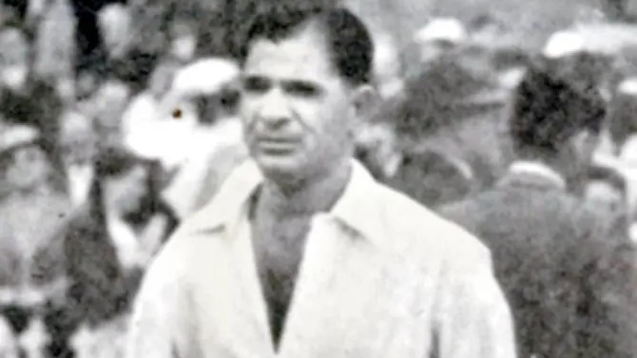 Vinoo Mankad
Legendary all-rounder Vinoo Mankad is the oldest Indian cricketer to play a test match. Representing India in 44 tests, Mankad scored 2,109 runs including five centuries and six half-centuries. He made his last test appearance at the age of 41 years and 305 days