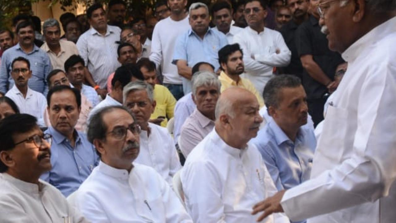 Maharashtra leaders, including Shiv Sena (UBT) chief Uddhav Thackeray, MP Sanjay Raut, Congress leader and former CM, Sushil Kumar Shinde, Sharad Pawar among others were present for Joshi's last rites