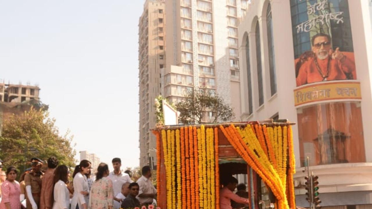 The funeral procession of Manohar Joshi started from his residence near Ruparel College in Matunga, Mumbai till Dadar's Shivaji Park