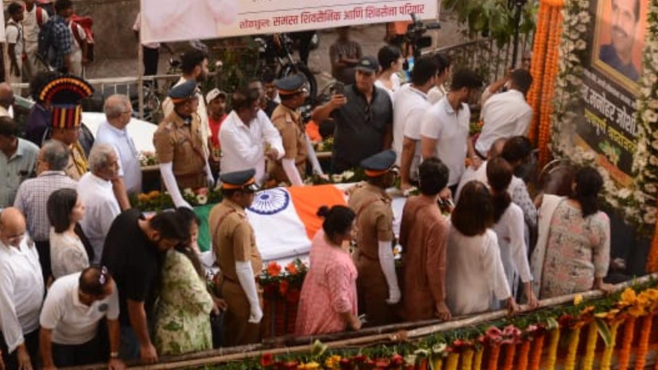 Prior to the his funeral, Manohar Joshi was brought to his residence on Friday afternoon at Matunga in Mumbai for last respects
