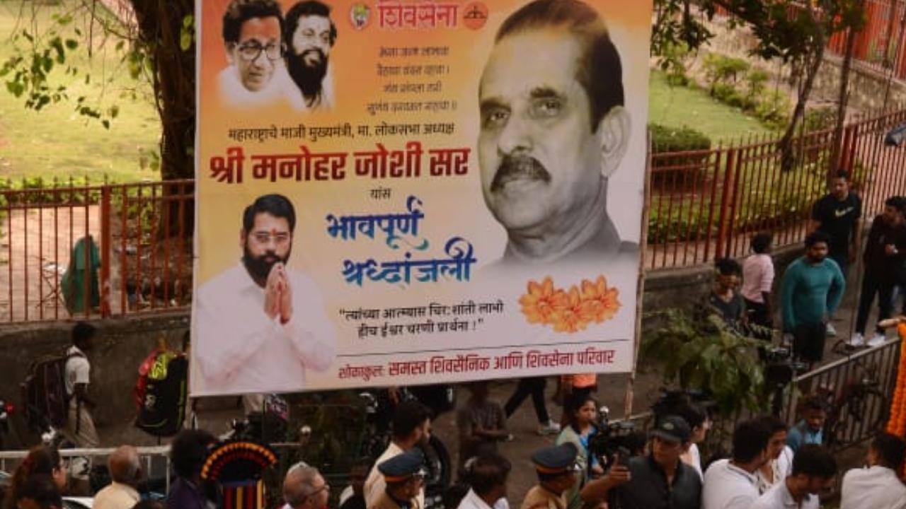 Shiv Sena workers and several followers gathered near Joshi's residence to pay their last respect  to the veteran leader and participated in his funeral procession