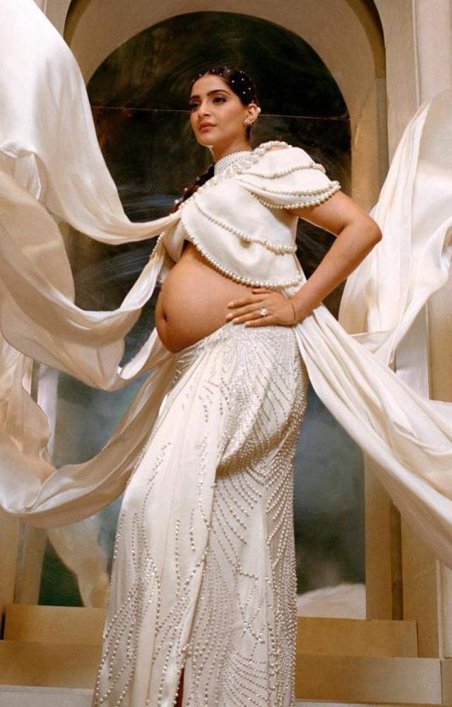 Sonam aced the maternity fashion trend when she did a photoshoot with designers Abu Jani and Sandeep Khosla. 
