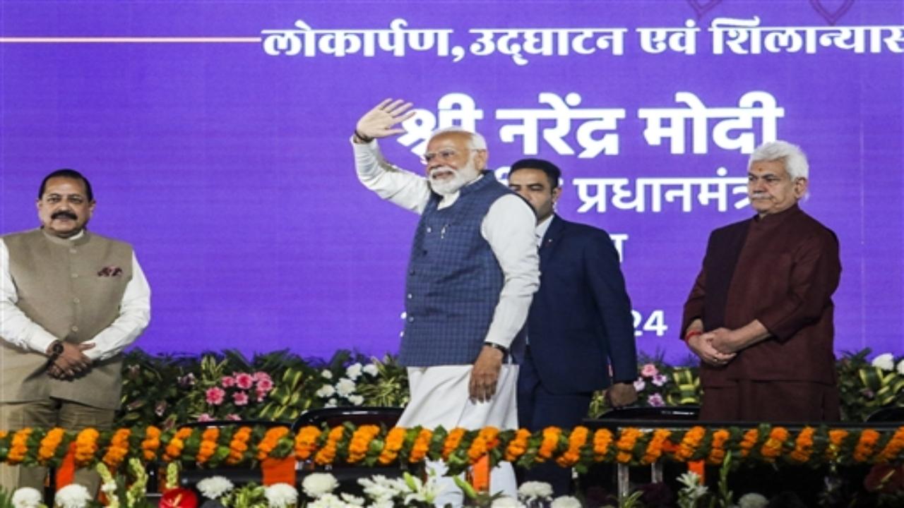 Among the railway projects that Modi inaugurated are the railway line between Banihal-Khari-Sumber-Sangaldan (48 km) and the newly electrified Baramulla-Srinagar-Banihal-Sangaldan section (185.66 km)