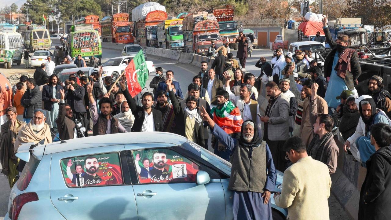 The PTI, JI, TL, and JUI have been leading the protests and on Monday workers of these parties blocked the highways