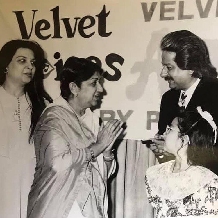 Pankaj Udhas and Lata Mangeshkar were two of the most loved singers in the industry. In this picture, Pankaj was photographed as he met Lata Mangeshkar