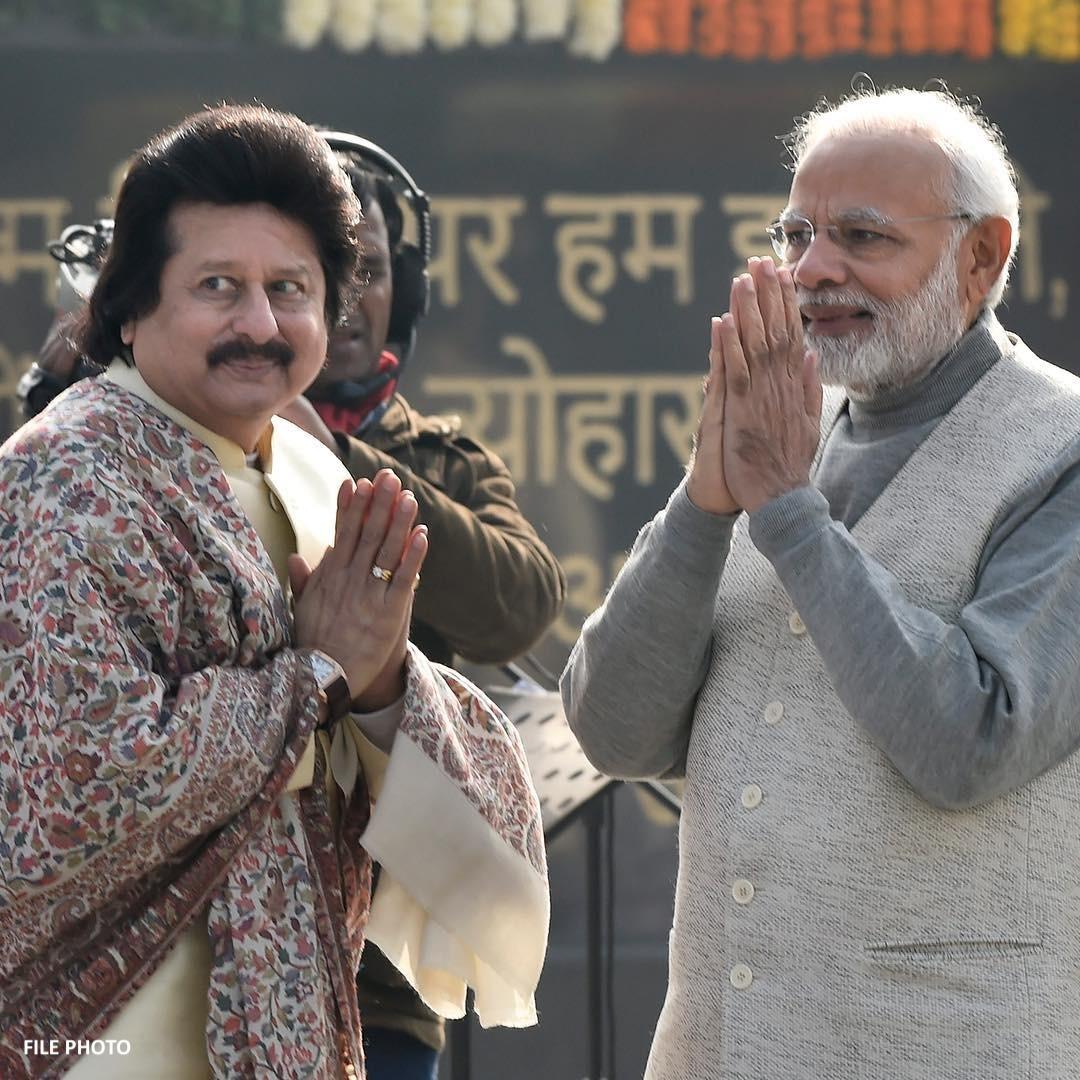 This is a picture from the time when Pankaj Udhas and his whole band performed at Vajpayee Stal in Delhi on his death anniversary. The legendary singer met the Prime Minister Narendra Modi after the performance
