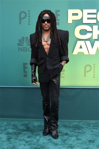 Lenny Kravitz looked uber cool in his chosen ensemble at the People's Choice Awards. The American singer-songwriter and multi-instrumentalist's glasses stole the show