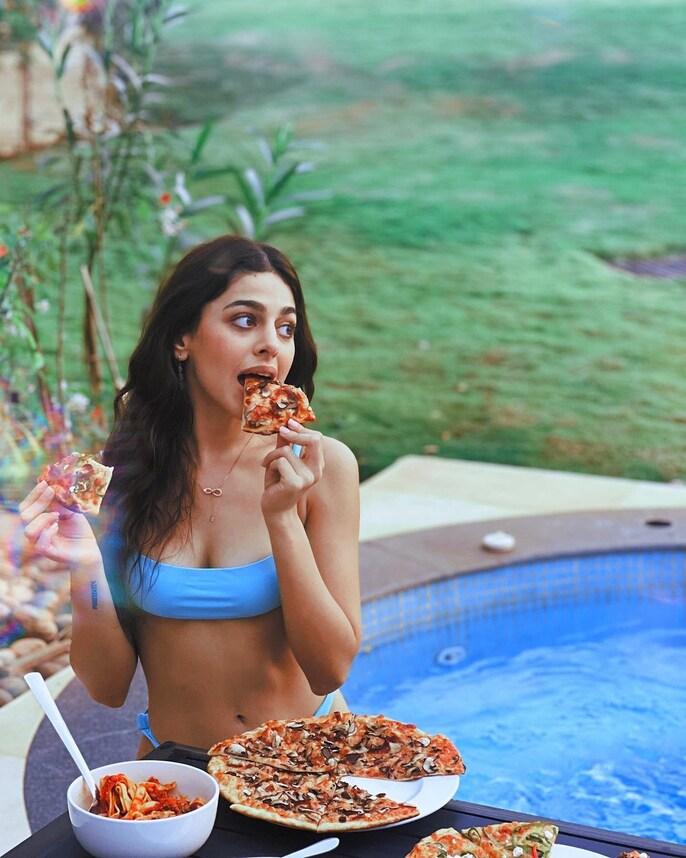 Alaya F managed to set fitness goals while eating Pizza! How does one look so good while eating 'za? Alaya, please share your secret!