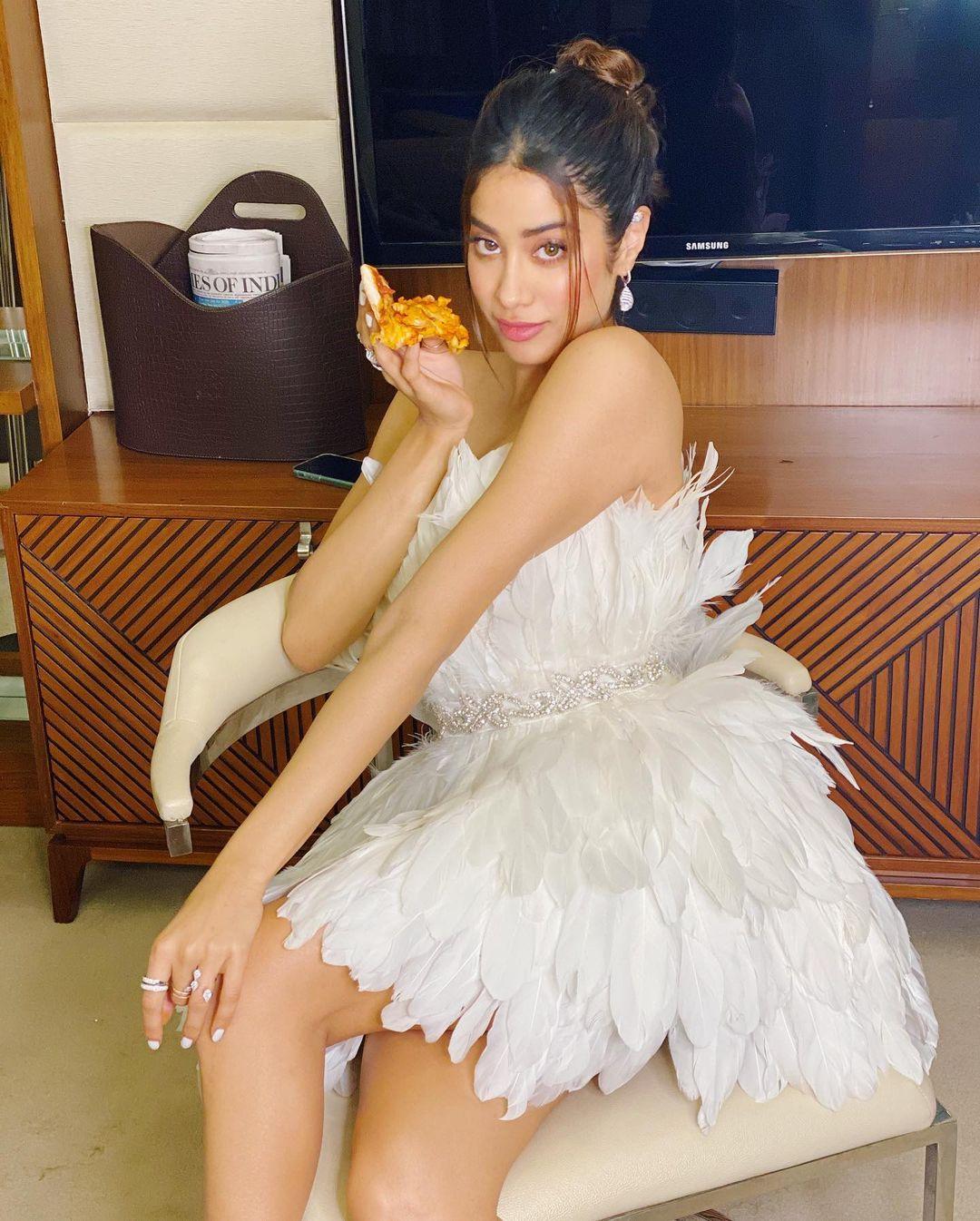 Who can forget this iconic picture? Janhvi Kapoor set unmatched glam goals as she dined on a slice of pizza