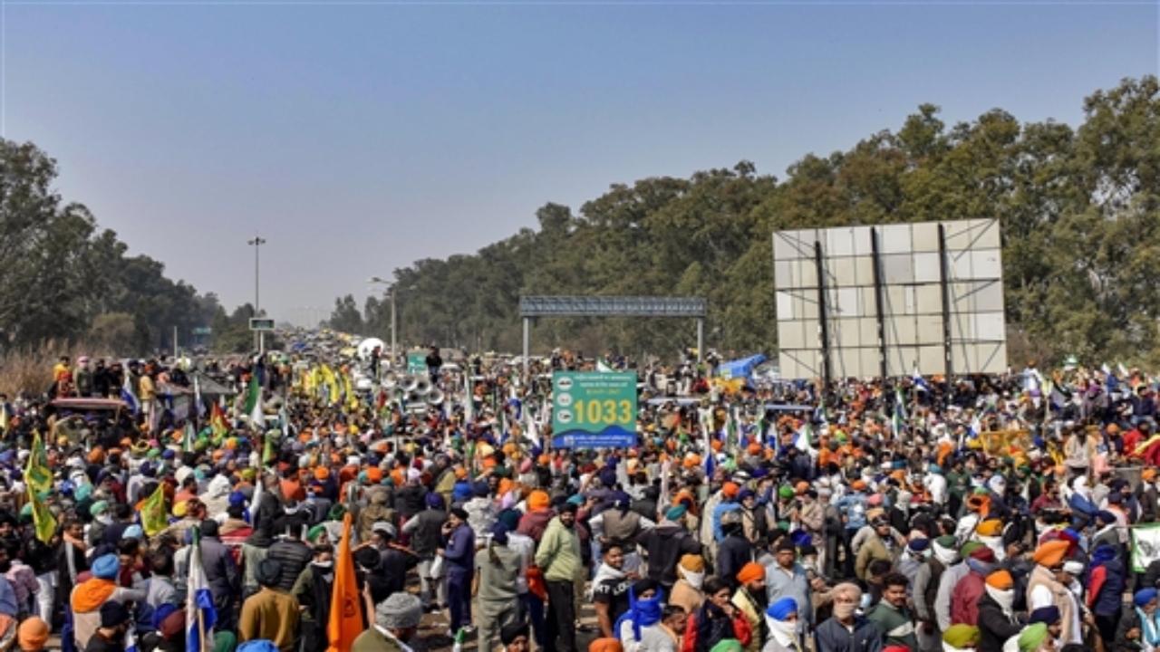 With the farmers from several places in Punjab continuing to pour in to participate in the 'Delhi Chalo' march, a large number of tractor-trolleys could be seen parked along the national highway on the Punjab side