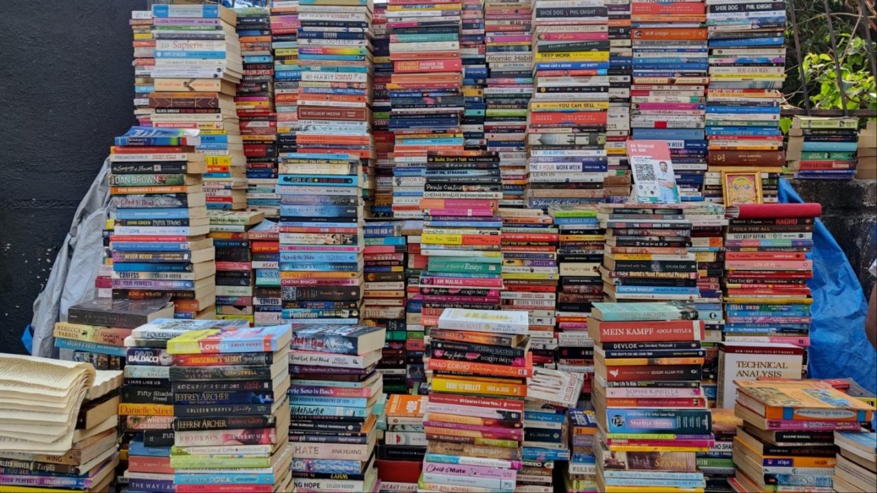 Pramod Pandey(41) is the owner of Pramod Book Centre located in Borivali’s Mahavir Nagar. Pandey embarked on his book-selling journey from South Mumbai’s Flora Fountain area – a place popular for housing a large number of booksellers. 