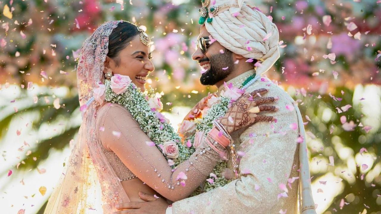 Rakul Preet Singh and Jackky Bhagnani get snapped for the first time post wedding, see pic!