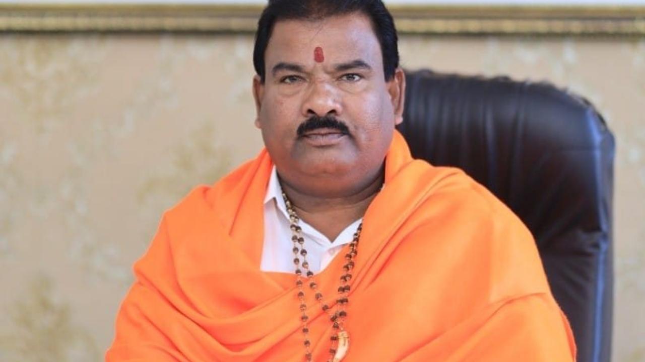 Shiv Sena MLA claims he killed a tiger in 1987, wears its tooth around his neck