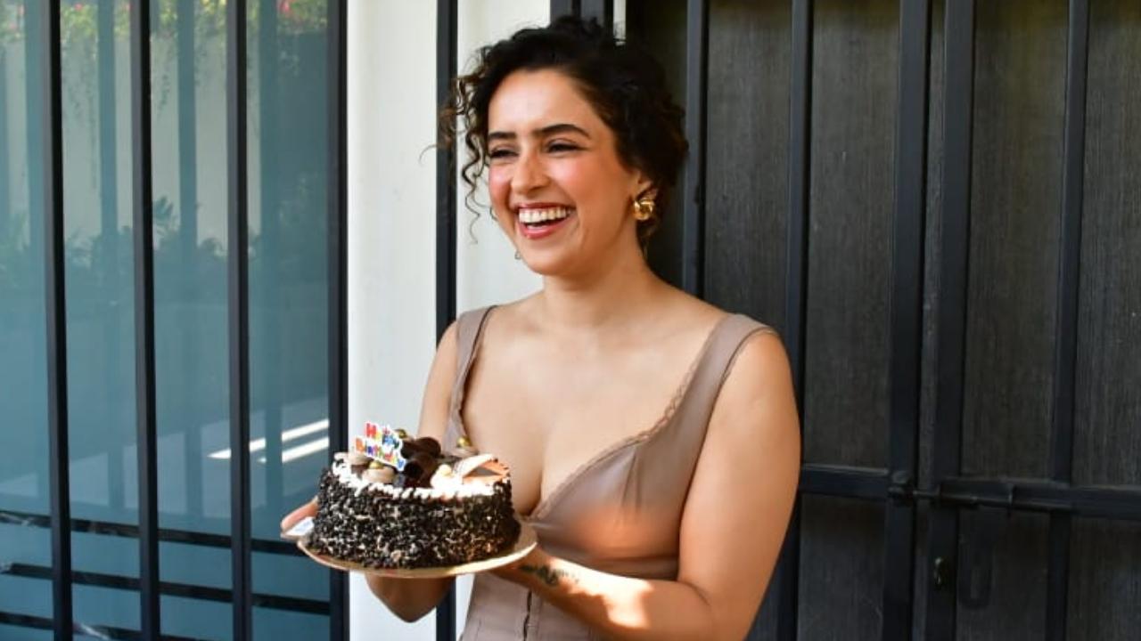 Birthday girl Sanya Malhotra cuts cake with paparazzi - watch video 