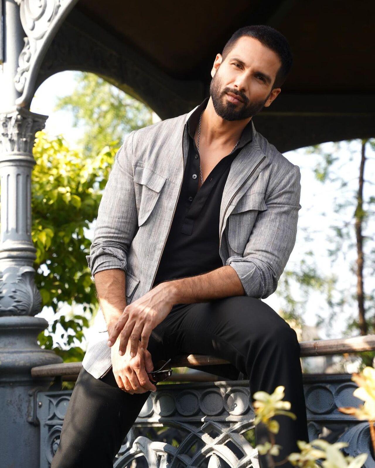 The deep neck of the black t-shirt and the four pockets of the blazer are surely the highlight of the outfit. Shahid accessorized the look with a silver chain