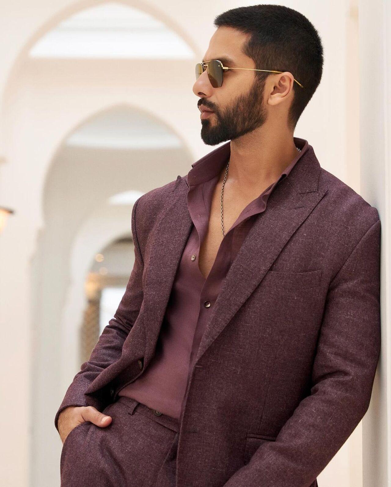 Shahid Kapoor gives an old-school gangster vibe in this outfit. His well-trimmed beard and short hair add to the look