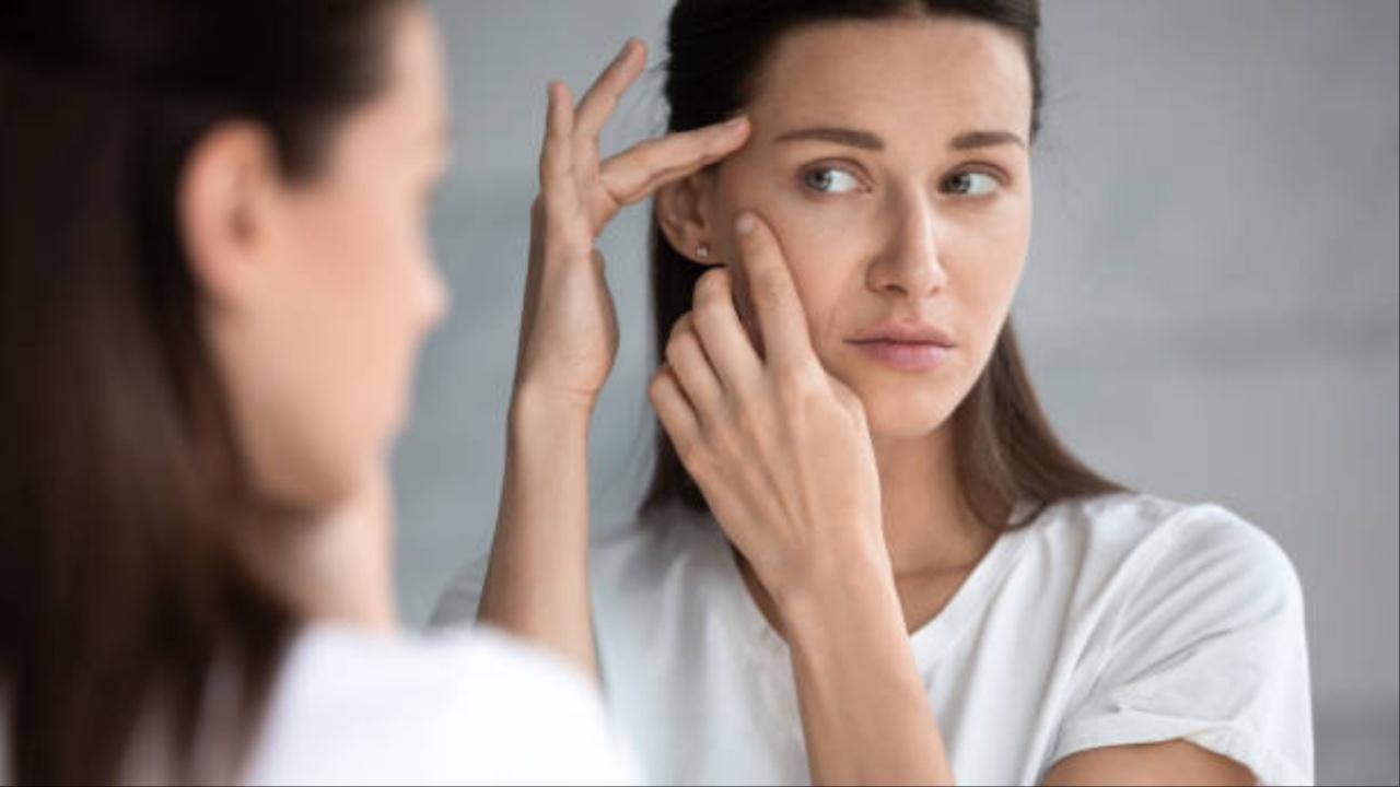 Dehydration: Some cosmetic products can be drying, creating dryness and fine wrinkles if not properly hydrated. Maintain skin health by following a consistent skincare routine that includes hydration and sunscreen.