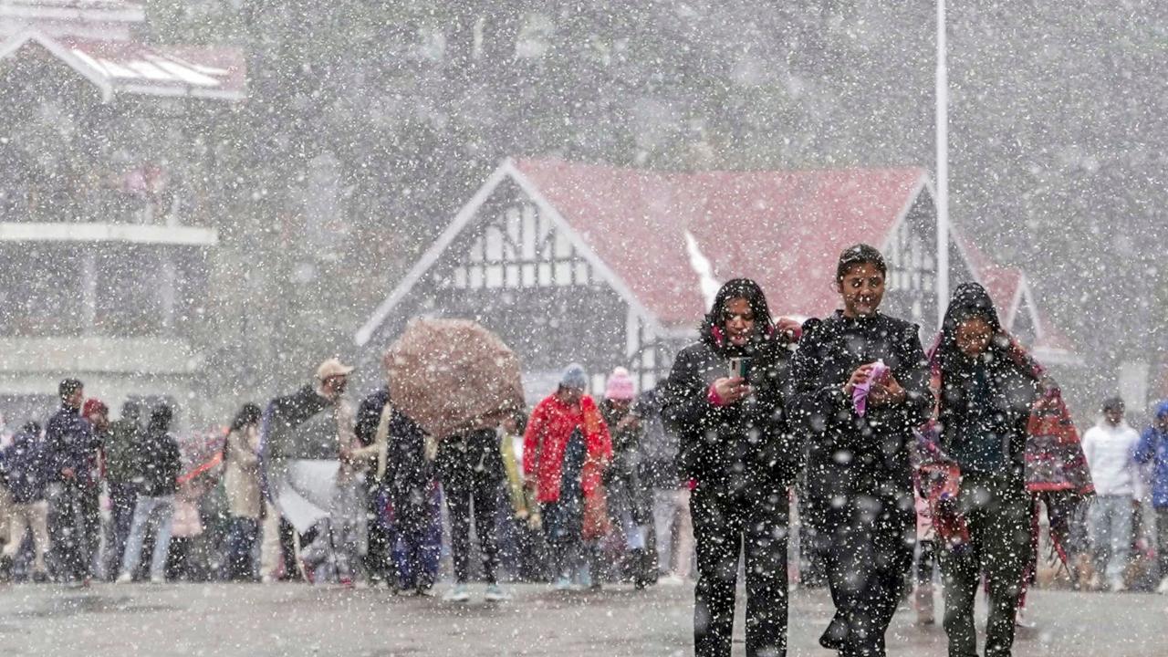 The weather department has predicted that heavy snow will continue in isolated places of the Himachal Pradesh on Sunday