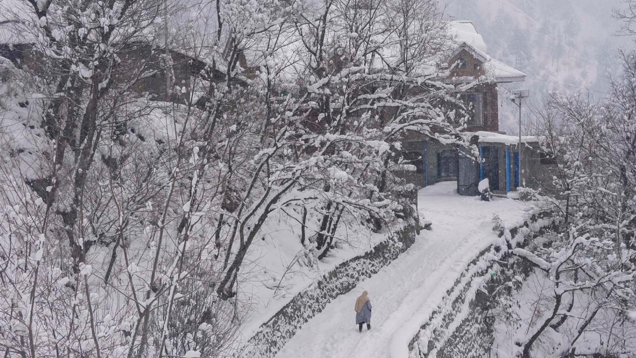 In Himachal Pradesh, local weather station has issued an alert for thunderstorm and lightning in isolated places on Saturday, and alert for thunderstorm, lightning and hail storm with heavy snow at isolated places on Sunday, PTI reported