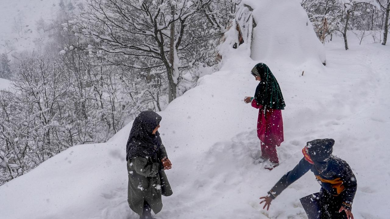 Meanwhile, fresh snowfall continued in Jammu and Kashmir's Srinagar. Children are seen playing with the snow in the outskirts of Srinagar on Saturday
