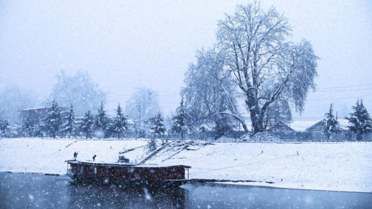 J&K: Parts of valley receive fresh snowfall, several flights cancelled