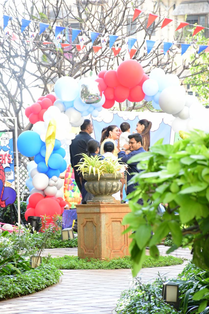 You can see Kareena and Sonam interacting at the party, which was decorated with pretty balloons amid a green setting