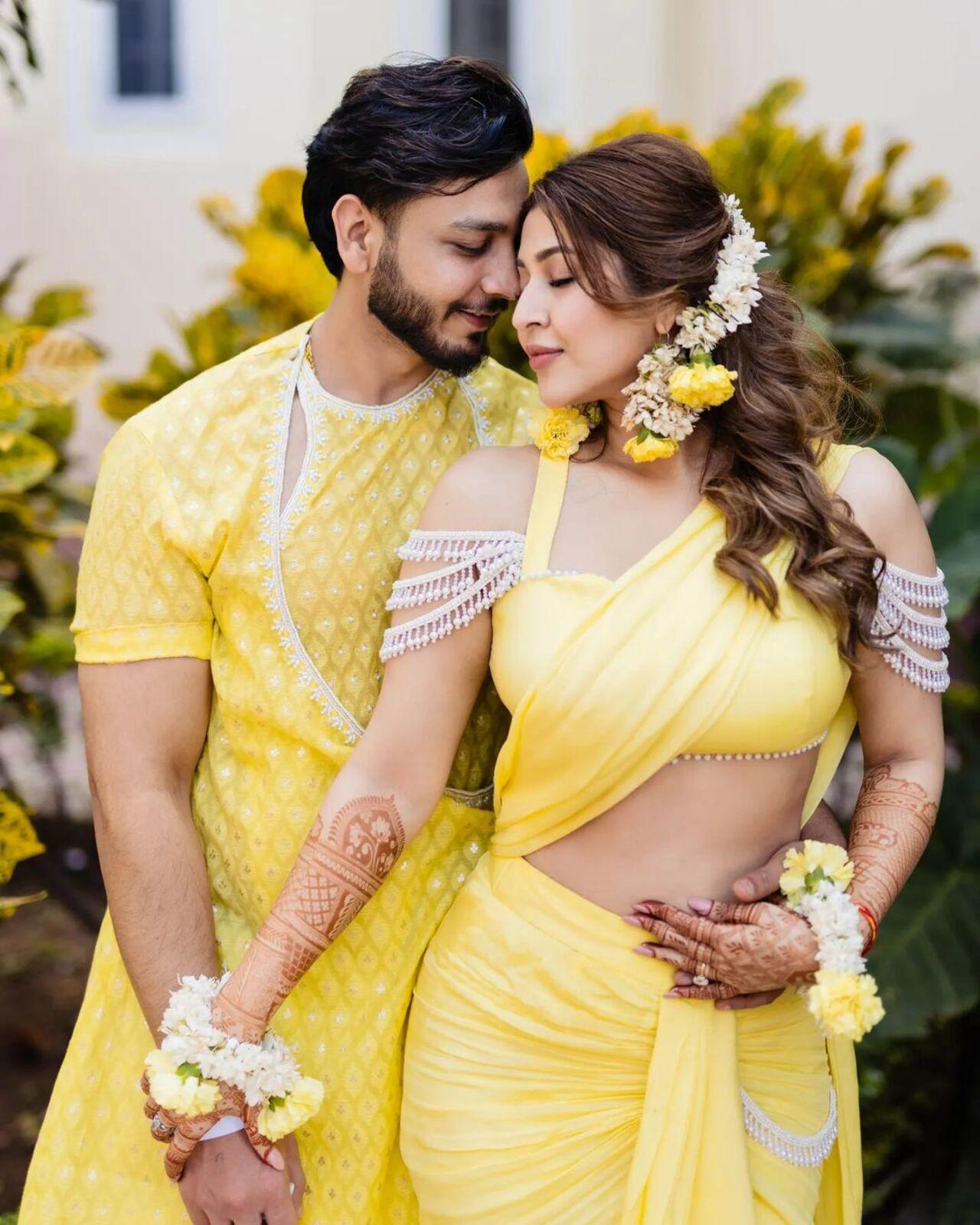 For the haldi ceremony, Sonarika wore a pre-draped yellow saree with pearl blouse. For the jewellery she opted for floral ornaments, and kept her locks open