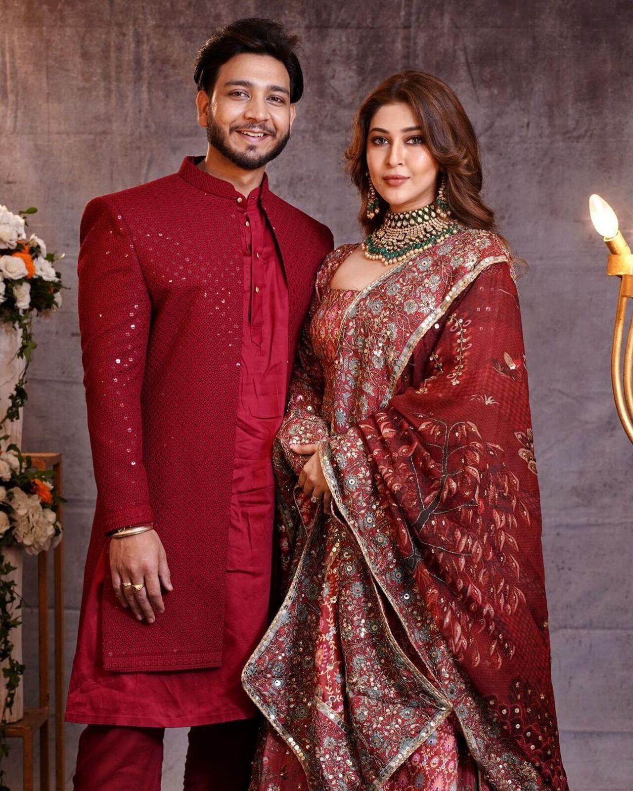 For Mata Ki Chowki, the couple twinned in deep red colour traditional outfits. Sonarika looked stunning in a heavily embroidered red anarkali suit with heavy statement jewellery while Vikas opted for a shimmery sherwani