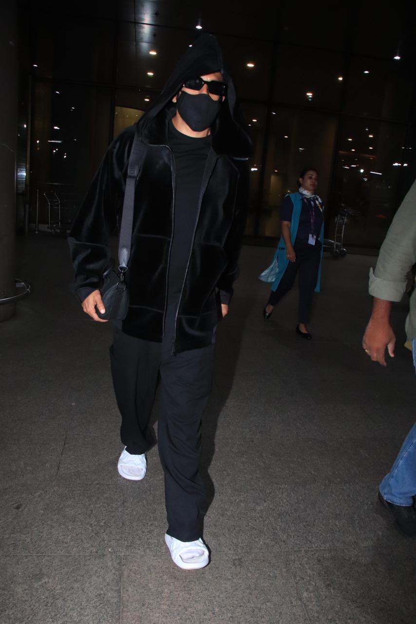 Ranveer Singh was clicked at the airport. Last night the actor was snapped as he opted for an all-black ensembles