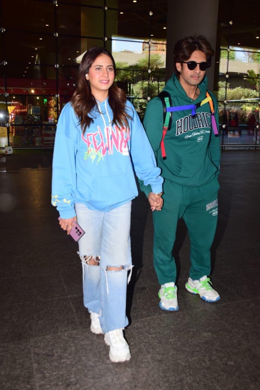 Power couple Ravi Dubey and Sargun Mehta posed for the paparazzi as they were spotted at the airport