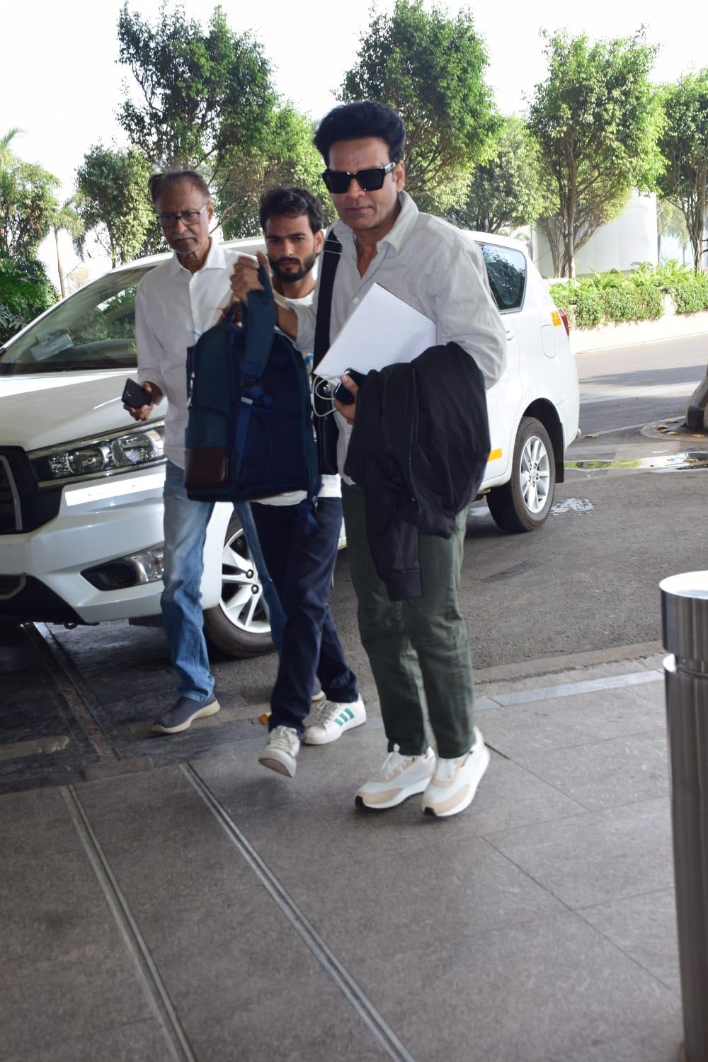 Manoj Bajpayee was spotted at the Mumbai airport this morning! The actor looked dashing as he dashed to leave