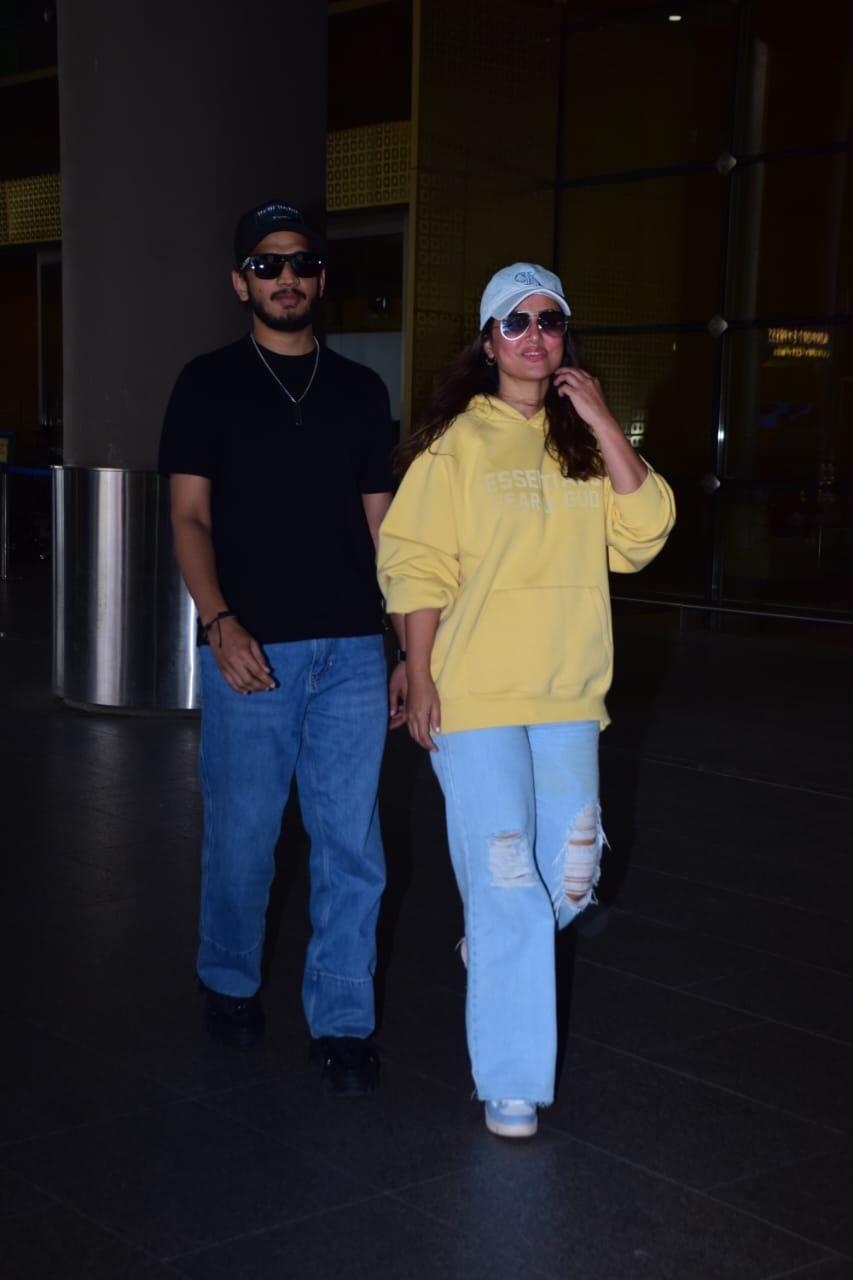 Munawar Faruqui and Hina Khan were seen at the Mumbai airport today