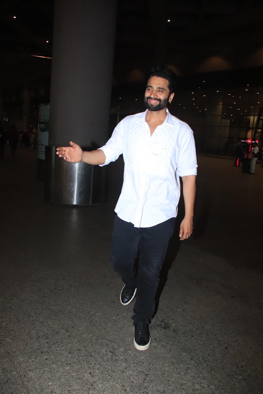 Jackky Bhagnani was spotted at the Mumbai airport in the wee hours of the morning. The paparazzi teased him about his upcoming marriage plan with Rakul Preet Singh