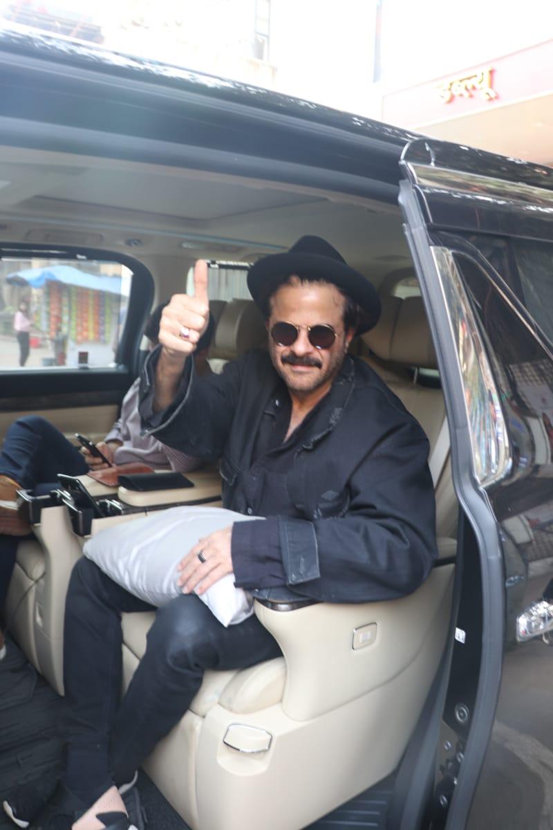 Anil Kapoor looked evergreen today as he got clicked by the paparazzi. The actor happily engaged with the press before he headed off