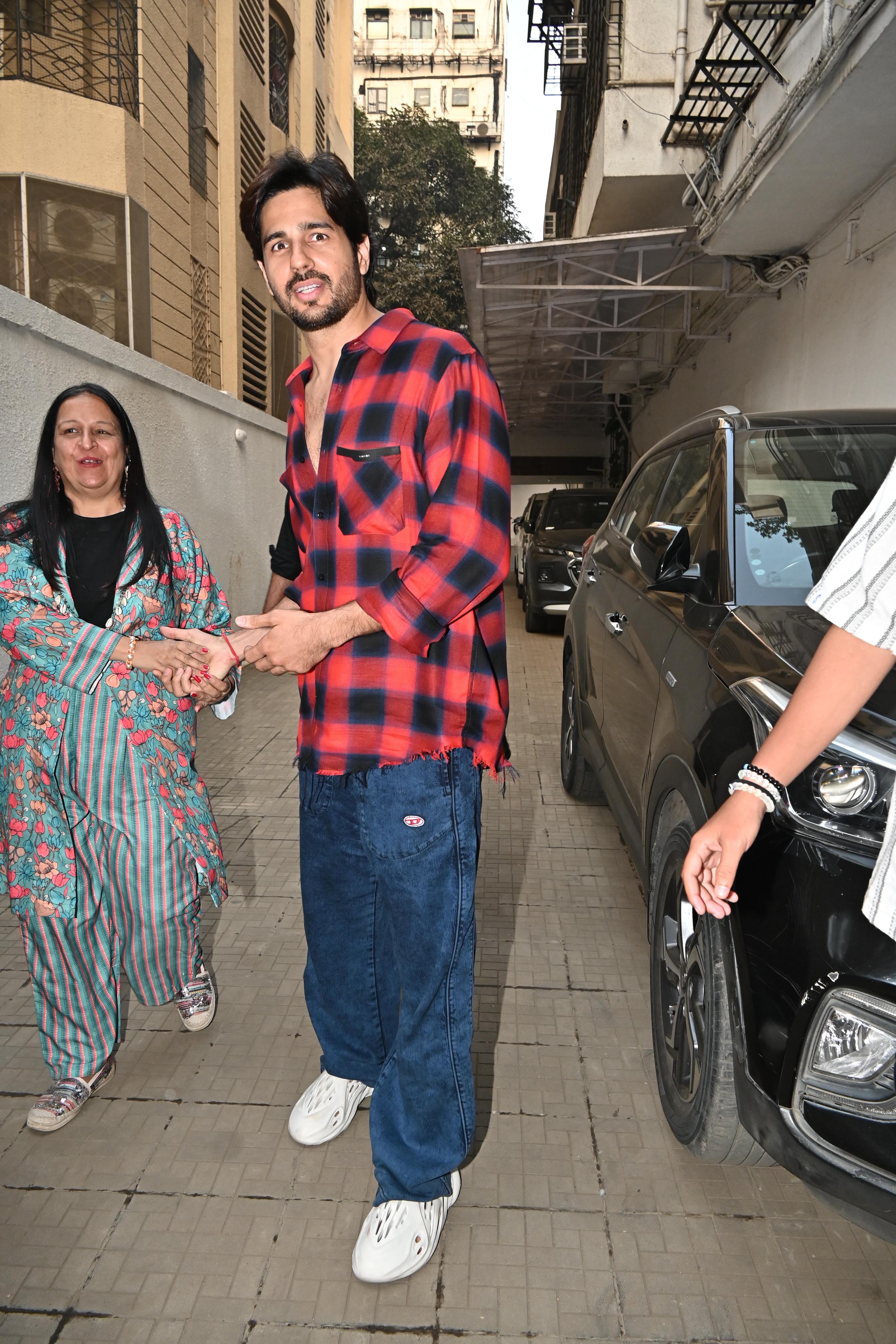 Sidharth Malhotra was clicked in Mumbai looking casual yet handsome. The actor looked jaw-dropping as he got clicked