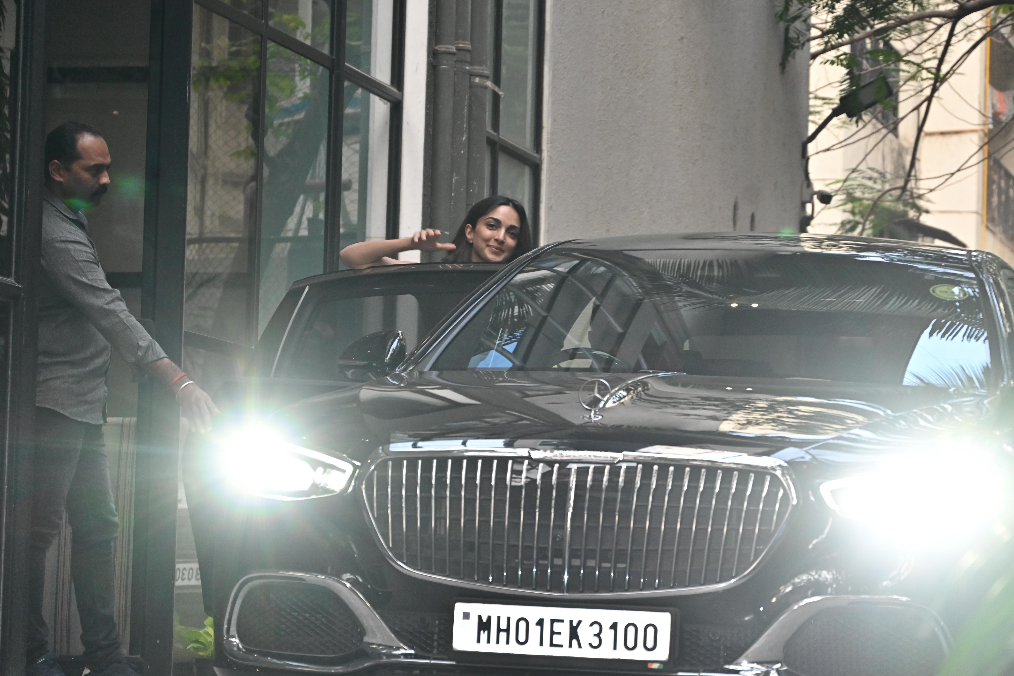 The actress looked gorgeous as she waved for the paparazzi. Does she have something on the horizon?