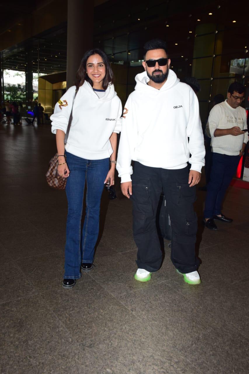 Gippy Grewal and Jasmin Bhasin were clicked at the airport as they arrived in Mumbai